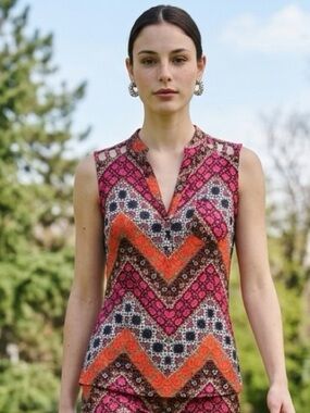 NWOT - Takara Women’s Sleeveless V Neck Black Red Blouse Top Shirt - Size Large